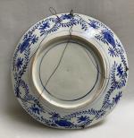 JAPON
Important plat rond en porcelaine à décor polychrome de grues
D.:...