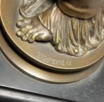 Importante GARNITURE DE CHEMINEE en marbre noir et bronze patiné,...