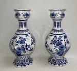 DELFT
Paire de vases en faïence à décor bleu blanc de...