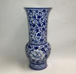 DELFT
Vase en faïence à décor en camaïeu bleu de fleurs
H.:...