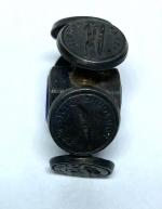 MATRICE multiple de cachets en bronze argenté
H.: 2.8 cm (manque...