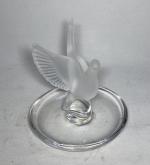 LALIQUE France
Baguier en cristal à décor d'une colombe
H.: 9.5 cm