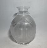 LALIQUE France
Vase boule en verre moulé pressé à décor strié,...