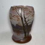 LEGRAS
Vase en verre à décor tournant d'un paysage lacustre et...