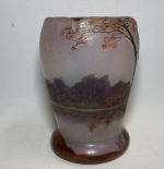LEGRAS
Vase en verre à décor tournant d'un paysage lacustre et...