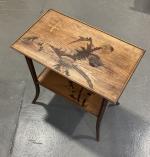 Émile GALLÉ (1846-1904)
Chardons
Table en bois naturel et marqueterie à décor...