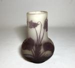 GALLE
Vase en verre multicouche à décor floral dégagé à l'acide,...