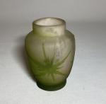 GALLE
Chardons
Vase en verre multicouche à décor dégagé à l'acide, signé
H.:...
