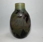 GALLE
Sureau
Vase en verre multicouche à décor dégagé à l'acide, signé
H.:...