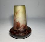 GALLE
Vase en verre multicouche à décor floral dégagé à l'acide,...