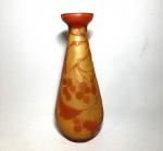 GALLE
Nèfles
Vase en verre multicouche à décor dégagé à l'acide, signé
H.:...