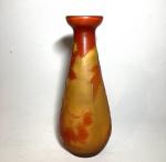 GALLE
Nèfles
Vase en verre multicouche à décor dégagé à l'acide, signé
H.:...