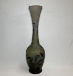 GALLE
Vase soliflore en verre multicouche à décor dégagé à l'acide...