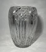 SAINT-LOUIS 
Vase en cristal taillé, signé de la pastille 
H.:...