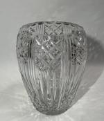 SAINT-LOUIS 
Vase en cristal taillé, signé de la pastille 
H.:...