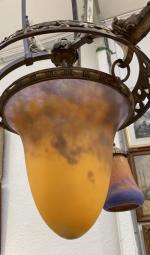 MULLER Frères à Lunéville
Suspension en bronze et verre marmoréen, comprenant...