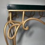 d'après René PROU (1889-1947)
Table basse en métal doré et plateau...