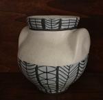 Roger CAPRON (1922-2006)
Vase à oreilles
Blanc à décor géométrique en colonne...
