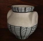 Roger CAPRON (1922-2006)
Vase à oreilles
Blanc à décor géométrique en colonne...