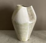 Mado JOLAIN (1921-2019)
Vase en céramique pliée blanche à décor émaillé...
