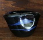 Mado JOLAIN (1921-2019)
Vase à panse aplatie
Emaillé noir et bleu sur...