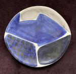 Mado JOLAIN (1921-2019)
Assiette en terre à décor géométrique émaillé bleu...
