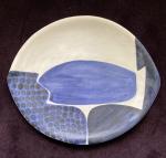 Mado JOLAIN (1921-2019)
Grand plat en terre émaillée à décor bleu...