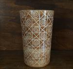 Robert PICAULT (1919-2000)
Vase tronconique en céramique émaillé caramel
A décor géométrique...