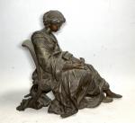 d'après Hippolyte François MOREAU (1832-1927)
Jeune femme assise tenant une colombe
Bronze...