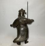 INDOCHINE
Sujet en bronze représentant un combattant
H. totale: 42 cm