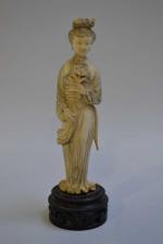 CHINE
Sujet en ivoire représentant une femme tenant une fleur
Fin XIXème
H.:...