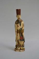 CHINE
Sujet en ivoire polychrome représentant un homme tenant un panier
Début...