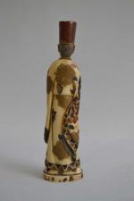 CHINE
Sujet en ivoire polychrome représentant un homme tenant un panier
Début...