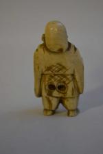 JAPON
Netsuké en ivoire représentant un homme debout
Début XXème
H.: 5.5 cm...