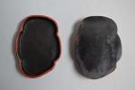 CHINE
Boite couverte polylobée en laque rouge et noire
H.: 4.5 cm...