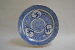 CHINE
Grand plat en porcelaine à décor en camaïeu bleu de...
