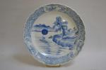 CHINE
Grand plat en porcelaine à décor en camaïeu bleu d'un...