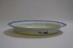 CHINE
Grand plat creux ovale en porcelaine blanche à décor en...