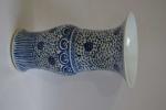 CHINE
Vase de forme diabolo en porcelaine blanche à décor en...