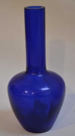 CHINE
Vase en verre bleu, cachet au-dessous
H.: 23 cm