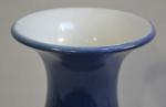 CHINE
Vase en porcelaine blanche à décor bleu, marque au-dessous
H.: 42...