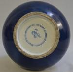 CHINE
Vase en porcelaine blanche à décor bleu, marque au-dessous
H.: 42...