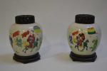 CHINE
Paire de pots en porcelaine à décor polychrome de personnages,...