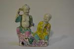 CHINE
Groupe en porcelaine à décor polychrome représentant deux enfants
H.: 20...