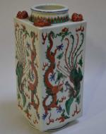 CHINE
Vase carré en porcelaine polchrome à décor de dragons, la...