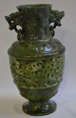 ASIE
Vase en jade dit "épinard" sculpté, reposant sur un piédouche
H.:...