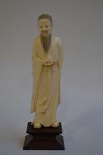 CHINE
Sujet en ivoire représentant un vieillard debout
Début XXème
H.: 14 cm...