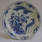 CHINE
Plat rond en porcelaine à décor bleu aux phénix, branchages...