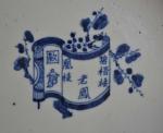 CHINE
Plat rond en porcelaine à décor bleu aux phénix, branchages...
