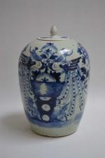 CHINE
Pot couvert en porcelaine à décor en camaïeu bleu de...